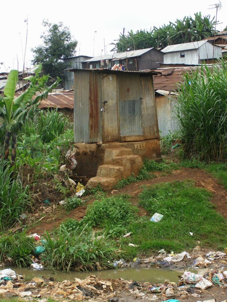 Nyeri, Keňa, 2010. Ve slumu připadá na 1 záchod připadne až 50 chýší! 