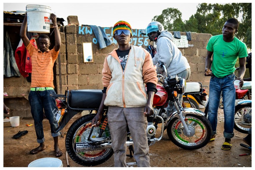 Jos, Nigérie. Nekvalitní systém veřejné dopravy dal vzniknout skupině „taxikářů“ na motorkách. 