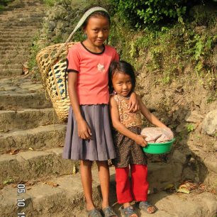 Ghorka, Nepál,. Děti již od útlého věku musí pomáhat. 