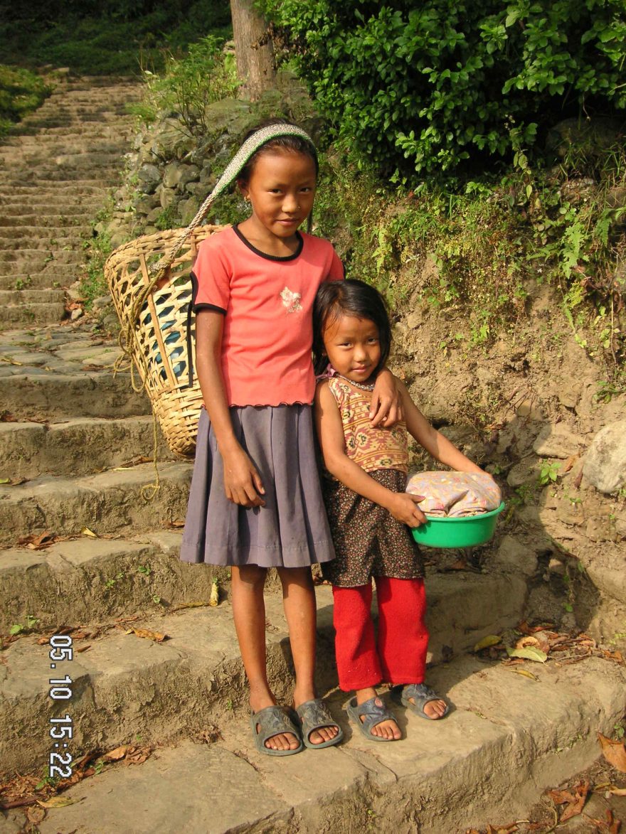 Ghorka, Nepál,. Děti již od útlého věku musí pomáhat. 