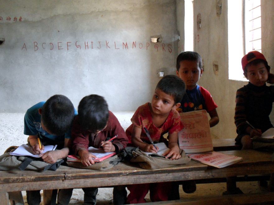 Kotmaula, Nepál. Škola v káthmándskou vládou ignorované oblasti postavené rodiči. 