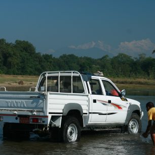 brodění řeky jeepem, Chitwan, Nepál