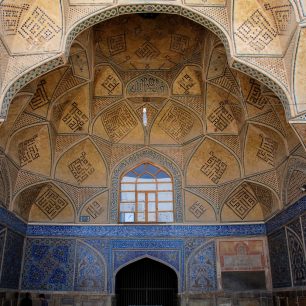 Mešita pojme při modlitbách všechny věřící z okolí.