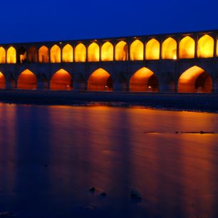 Most 33 oblouků byl postaven roku 1602.