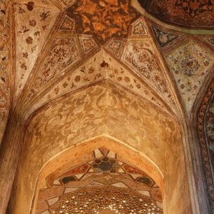 Palác Osmi rájů pochází se 17. století. Ve své době sloužil jako rezidence princezen králova harému.