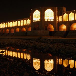 Most Khaju z roku 1650 s oktagonálním pavilonem.