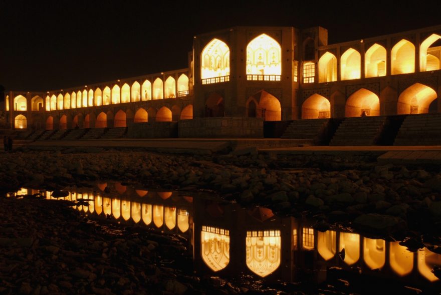 Most Khaju z roku 1650 s oktagonálním pavilonem.