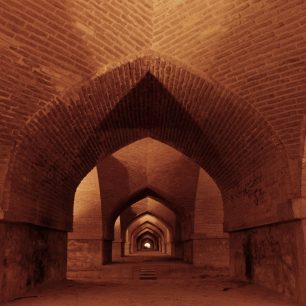 Arkáda třiceti tří pilířů.