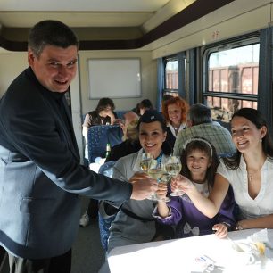 Jeden z účastníků Šachového vlaku, Michal Špaček oslavil ve vlaku své 40. narozeniny.