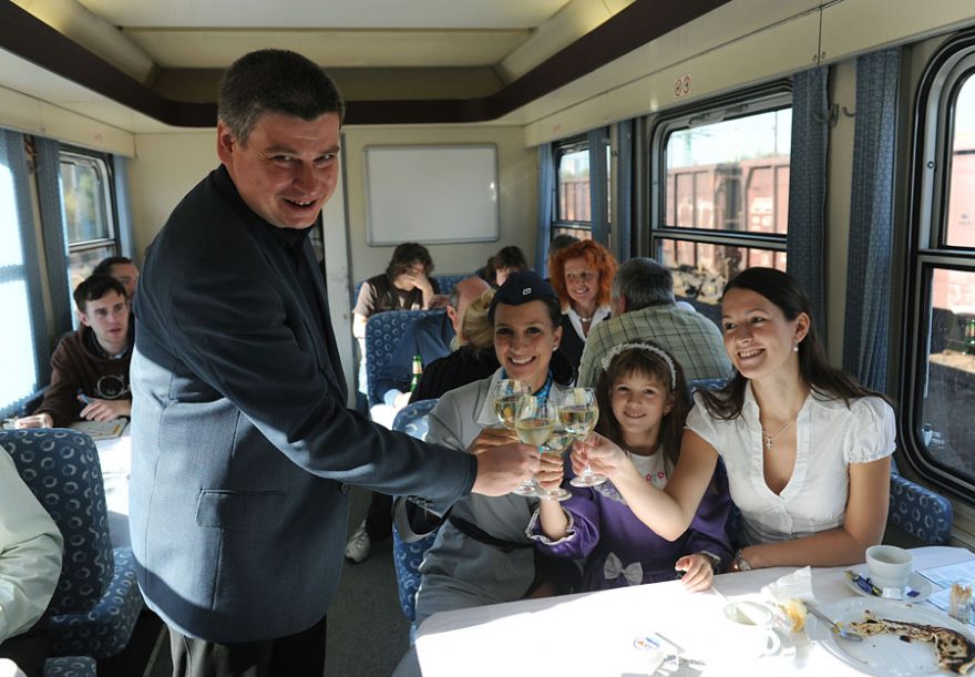 Jeden z účastníků Šachového vlaku, Michal Špaček oslavil ve vlaku své 40. narozeniny.