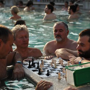 V Budapešti navštívili šachisté proslulé lázně Szechenyi, ale ani ve vodě neodložili své nádobíčko.