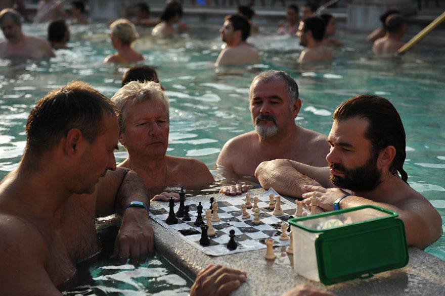 V Budapešti navštívili šachisté proslulé lázně Szechenyi, ale ani ve vodě neodložili své nádobíčko.