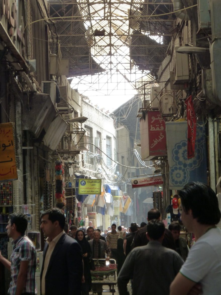 Bazaar je obchodní tepnou každého města, nejinak tomu je samozřejmě i v Teheránu