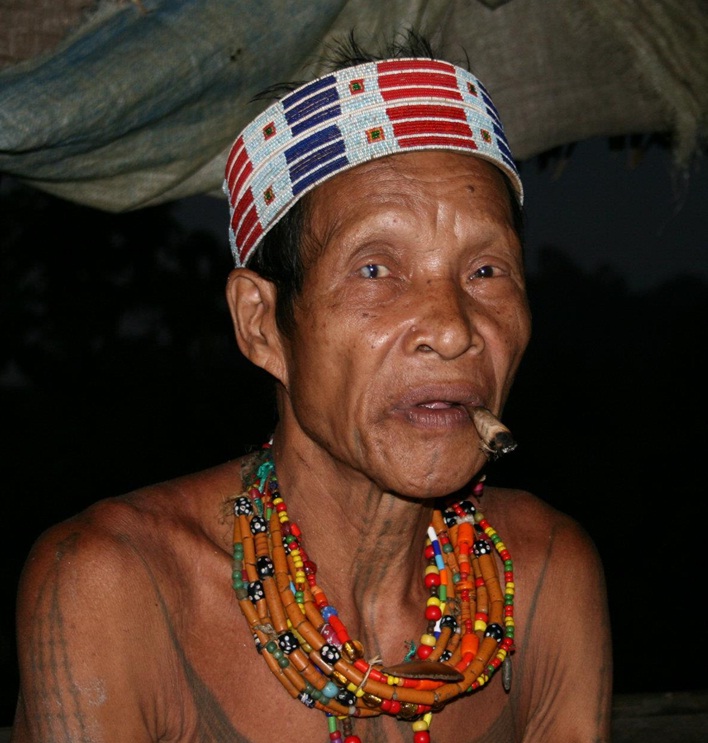 Šaman z kmene Mentawajců