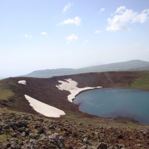 Jezero v kráteru vulkánu Azhdahak, 3597m.n. Geghama, Arménie