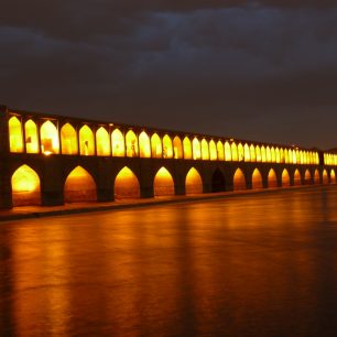 Most 33 oblouků v Esfahanu