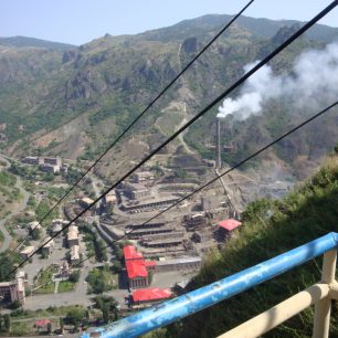 Ocelárna v Alaverdi foceno z MHD lanovky. Arménie