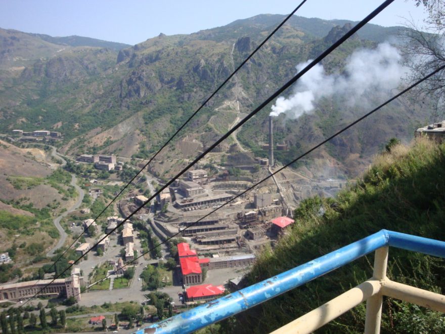 Ocelárna v Alaverdi foceno z MHD lanovky. Arménie