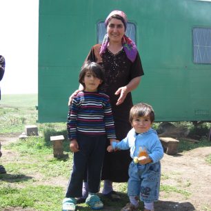 Směs zvědavosti a ostychu, babička a vnoučata. Oblast Khenav, Arménie