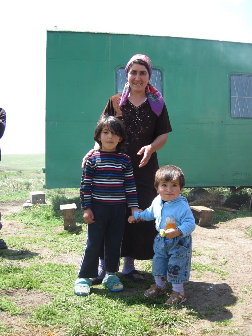 Směs zvědavosti a ostychu, babička a vnoučata. Oblast Khenav, Arménie