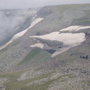 Sněhový převis, údolí v jihovýchodní části pohoří Geghama. Srpen, Arménie