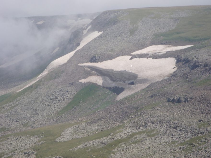 Sněhový převis, údolí v jihovýchodní části pohoří Geghama. Srpen, Arménie