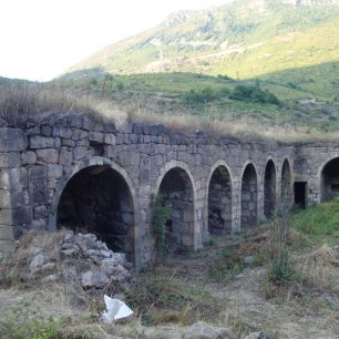 Tatevská universita. Skryta před Lonely Planet i před zraky turistů. Pod Tatevským klášterem, Arménie