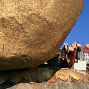 Zástup před pagodou na hoře Kyaiktiyo 