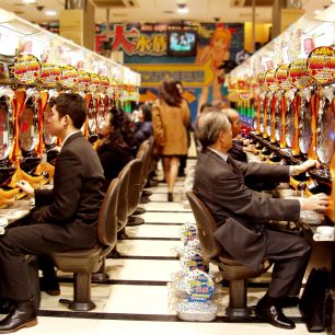 Japonci jsou vášnivými hráči, kteří se po práci v kanceláři tímto způsobem odreagovávají v početných hernách všude po městě.