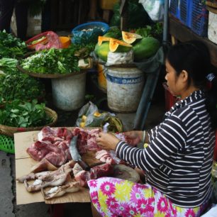 Prodavačka na na tržnici v městečku Hoi An, Vietnam