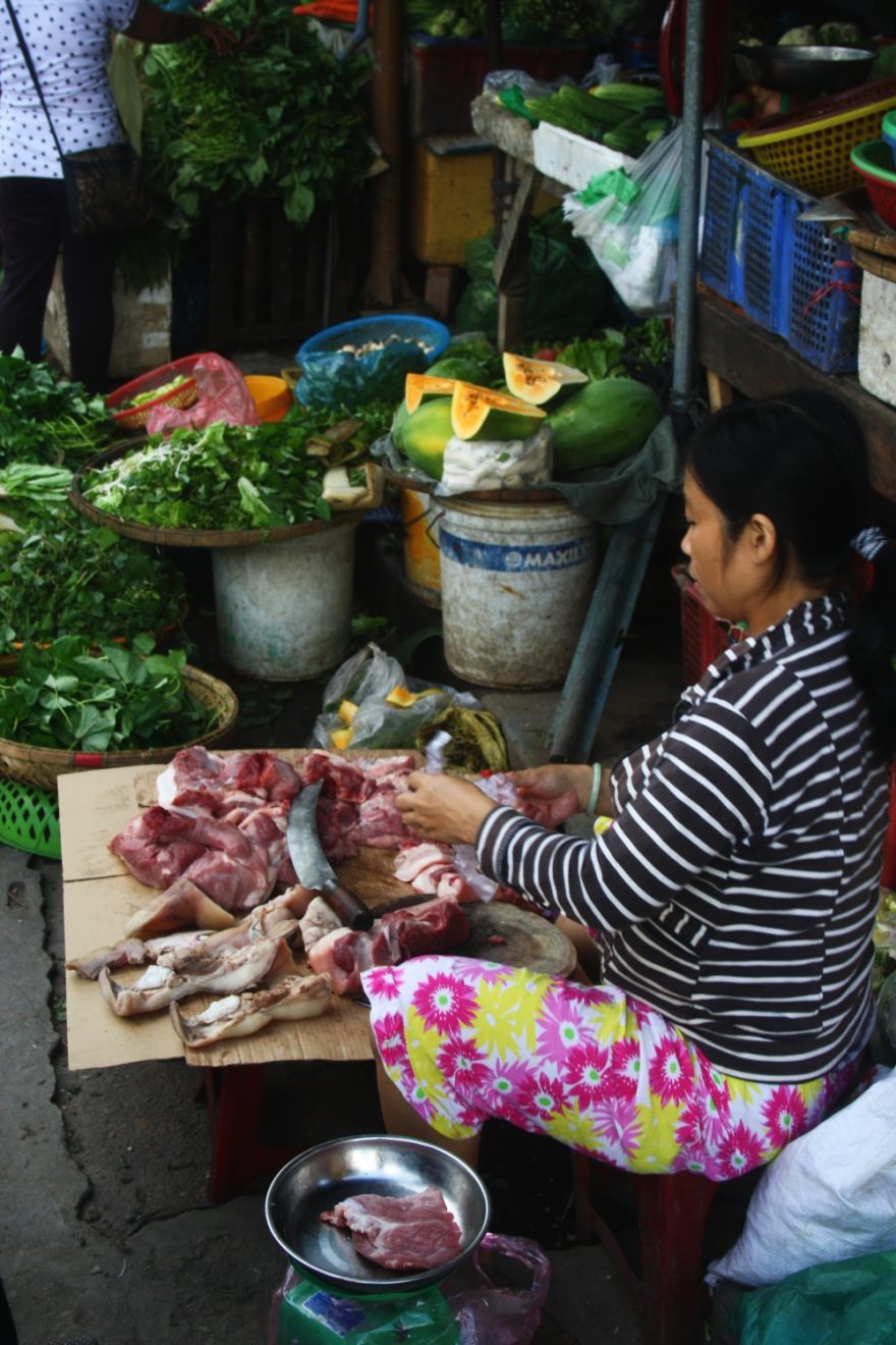 Prodavačka na na tržnici v městečku Hoi An, Vietnam