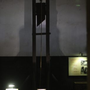 Hanoi Hilton. Gilotina, která má připomínat drsné zacházení Francouzů s Vietnamci.