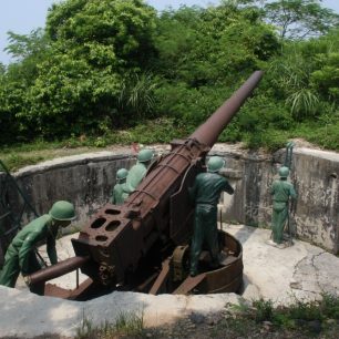 Na ostrově Cat Ba vznikla základna pro odstřelování lodí a ponorek, které se vydaly na sever.