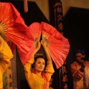 V některých ze starých kupeckých domů můžete navštívit i vystoupení tradičních tanců, Hoi An, Vietnam