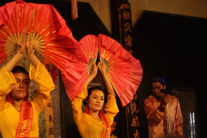 V některých ze starých kupeckých domů můžete navštívit i vystoupení tradičních tanců, Hoi An, Vietnam