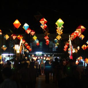 Večer rozzáří Hoi An stovky lampionů, Vietnam