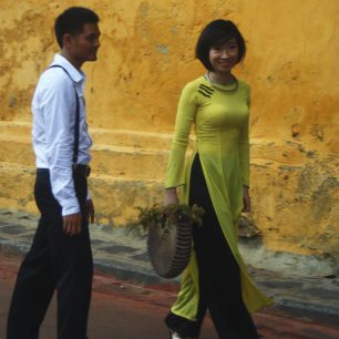 Elegantní Vietnamky předvádějí, co všechno si v obchůdcích můžete nechat ušít, Hoi An, Vietnam