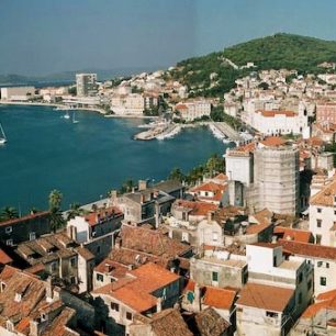 Panorama Splitu s přístavem a vrchem Marjan
