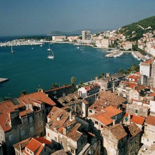 Pohled ze zvonice na jižní část paláce a přístav s vrchem Marjan