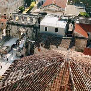 Pohled ze zvonice na Stříbrnou bránu (Porta Argentea-Srebrena vrata) a střechu katedrály