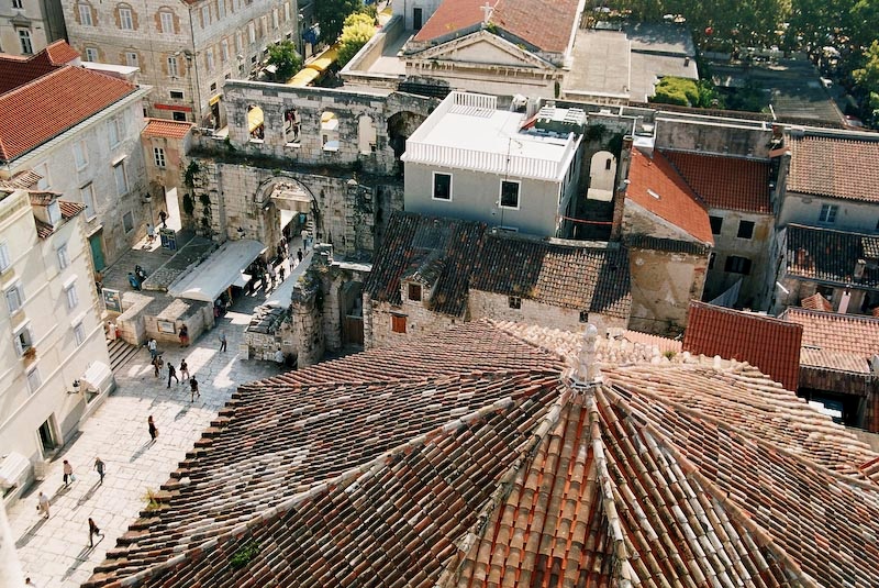 Pohled ze zvonice na Stříbrnou bránu (Porta Argentea-Srebrena vrata) a střechu katedrály