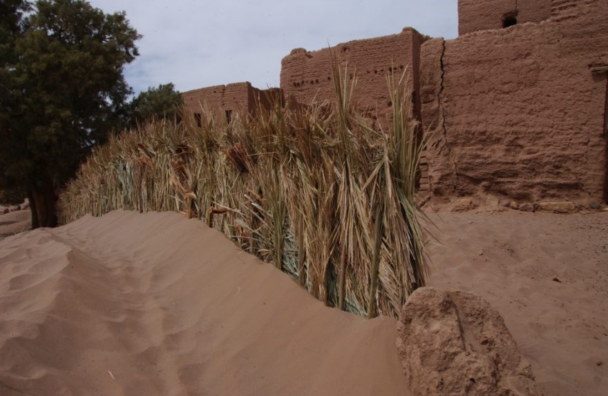 Písek je všude, zejména když začne pouštní bouře