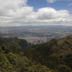 Bogota a přilehlé lesy z ptačí perspektivy.