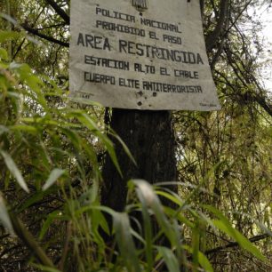 Ani v lese jeden vždycky neví, na čem je. Tato cedule, na kterou jsem narazil v příměstském lese na okraji Bogoty by se dala přeložit jako velmi vážně míněný zákaz vstupu.