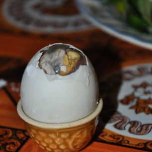 Neuvařené nakládané kachní vejce s embryem ptáčátka