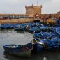 Marocká Essaouira hýří barvami lodí, koberců a obchůdků na pobřeží