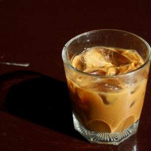 Ve velkých vedrech přidávají ve Vietnamu do kávy s kondenzovaným mlékem ještě led