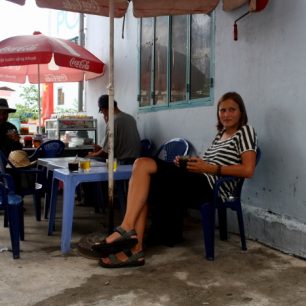 Pouliční kavárna ve Vietnamu