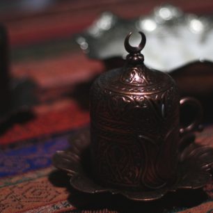 Turecká káva je velmi silná a s lógrem, podává se v ozdobných nádobách