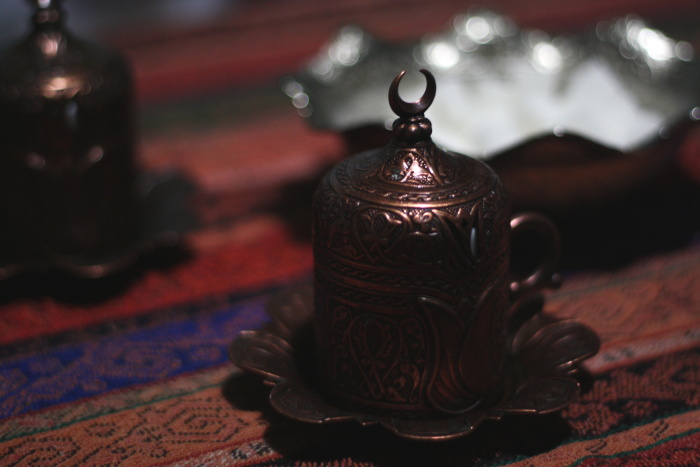 Turecká káva je velmi silná a s lógrem, podává se v ozdobných nádobách